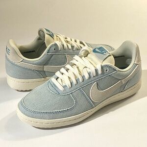 Nike women’s Light Blue Denim Sneakers size 7